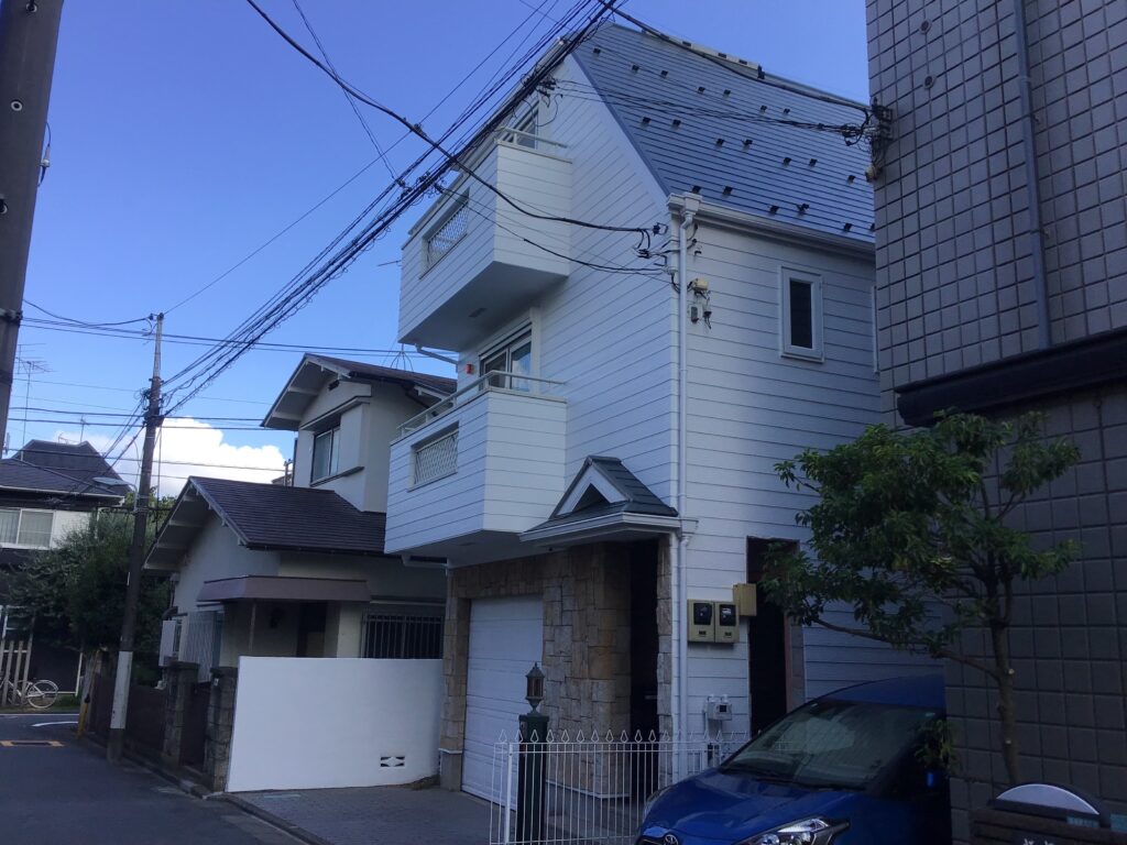 豊島区で住宅塗装。白い壁に屋根をダークグリーンに仕上げました。