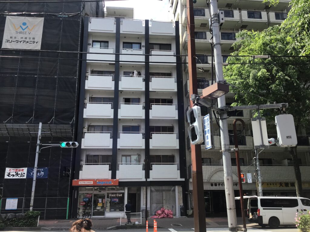 白と黒の外壁塗装🎵